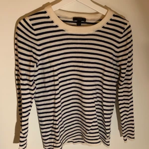 Randig stickad tröja - Marinblå och vitrandig stickad tröja! 100% merinoull så den är varm och skön nu till vinter. Det står storlek L men jag skulle säga XS då den passar bra på mig som oftast brukar ha xs. Använd fåtal gånger! 70kr + frakt ❤️‍🔥