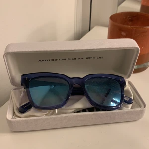 CHIMI eyewear 005 - Ett par mörkblå chimis i modellen 005 🫶🏻 knappt använda, inga repor eller liknande alls, som nya! Medföljer fodral till glasögonen. Nypris 1200kr 😁