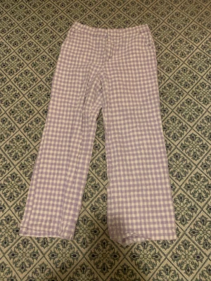 Zara byxor - Rutiga byxor från Zara. Använda kanske 3 ggr. Köpt för ~350kr