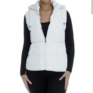 vit väst strl S - Säljer den här fina vita västen ifrån yeslondon. Sitter så fint verkligen och är inte använd 1 gång. Den är både varm och sitter bra. Nypris: 499 kr.