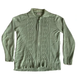 Grön stickad kofta - En jättesnygg ljusgrön stickad kofta, köpt second hand, men i mycket bra skick