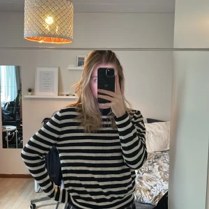 Randig zara tröja - Randig stickad tröja från zara. Storlek S. Ganska nopprig.