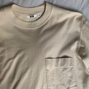 Beige tröja - En skön tröja i jättefint skick! I princip oanvänd, säljer då den inte har kommit till användning💖Är i storlek XS men passar mig som har S. Jag betalar frakten😊