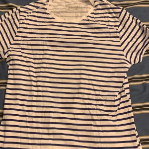 Blå vit randig tröja🤍💙 - Blå vit randig tröja från FSBN SISTER😍aldrig andvänd!! Storlek: L