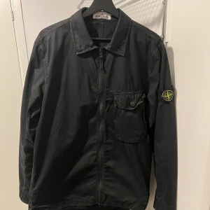 Stone island overshirt - Säljer min stone island overshirt då den aldrig används. Är i bra skick (8/10) Storlek L Köpt på NK i Göteborg 