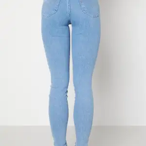 Högmidjade smala jeans perfekta att ha i stövlar, aldrig använda då de ej passar så bra.