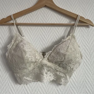 Spets bralette - Super söt bralette ifrån abercrombie  själv andvände jag denna som en kortare fest tröja, super skön och vadderad vid bysten  Passar som både Xs och s 