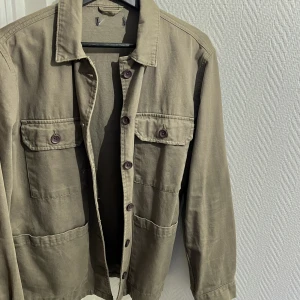 Militärjacka - Grön militärjacka i runt storlek M skulle jag säga❤️‍🔥