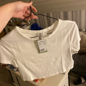 Topp - Snygg enkel topp, strl M! Helt ny! Prislapp kvar! Nypris 49kr!  Frakt ~ 45kr
