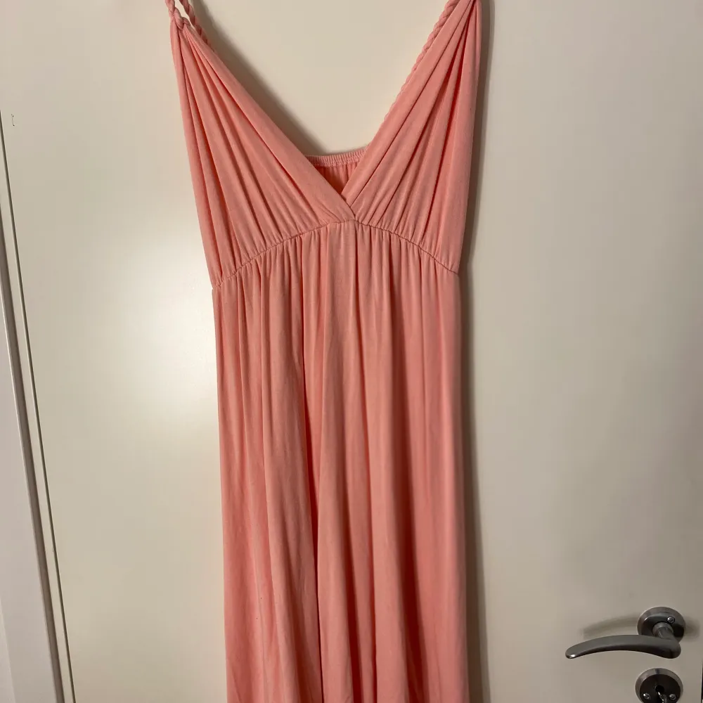 En rosa super skön klänning. Vet ej märke eller storlek men skulle gissa på en M.. Klänningar.