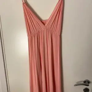 En rosa super skön klänning. Vet ej märke eller storlek men skulle gissa på en M.