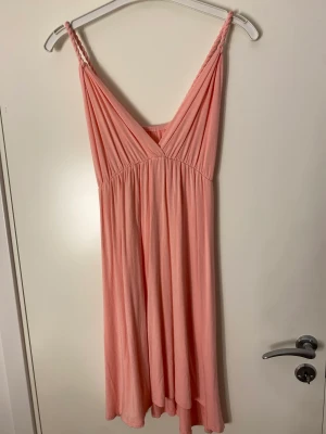 Klänning - En rosa super skön klänning. Vet ej märke eller storlek men skulle gissa på en M.