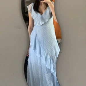 långklänning helt oanvänd strl 36 - långklänning strl 36  ljusblå men ser exakt ut som bild 2 helt oanvänd + lappen kvar! från boohoo