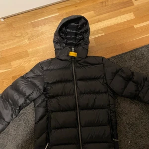 Parajumpers sheen jacka - Säljer min vinter/höst Jacka som är köpt på kidsbrandstore för ungefär ett år sen. Jackan är i väldigt bra skick men säljer den för att jag har växt så den passar inte längre. Nypris på jackan är 4499, finns självklart kvitto.