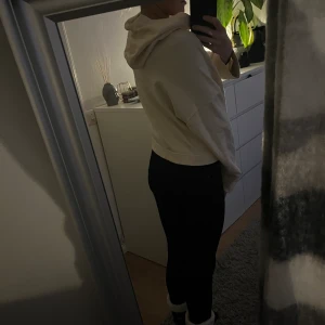 Hoodie - Tunn gul hoodie från Gina tricot. Köparen står för frakten