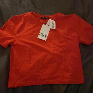 Röd t-shirt  - Röd t-shirt från zara. Storelk L  (ganska liten i storelk, jag är ofta M i storlek). Aldrig använt därav att prislappen är på