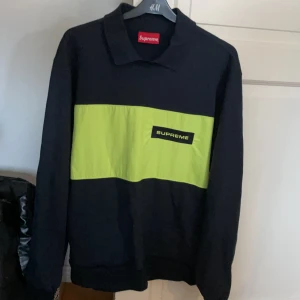 Supreme crewneck - Fick i födelsedagspresent några år sedan, använd ca 2ggr. 8/10 cond. Behöver lite kärlek och användning🥰