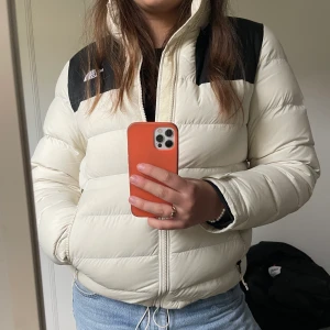 the north face jacka  - en cremevit the north face jacka i storlek L som tyvärr inte kommer till användning längre pga att jag tycker den har blivit en aning för liten för mig:( det finns en liten defekt (missfärgning) bak på jackan, kan gå att ta bort, har inte testat 🤷‍♀️
