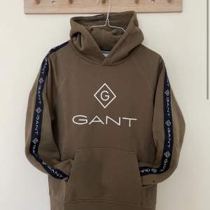 Fin hoodie från Gant i grönt/marinblått Stl 176. Fint skick!