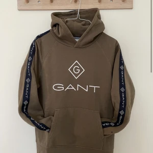 Gant huvtröja - Fin hoodie från Gant i grönt/marinblått Stl 176. Fint skick!