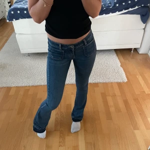 Lågmidjade jeans - Säljer coola lågmidjade jeans. Köpta second hand och bra längd på mig 173💕