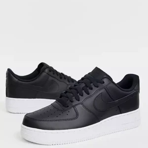 Nike Air Force 1’07 - Svarta Nike air force med vit sula. Nästintill oanvända, bara använda någon enstaka gång. Nu pris 979kr!