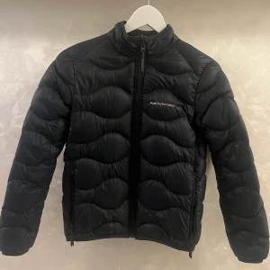 Blå peak jacka - Blå peak performance jacka som ny! Köpte för 1600kr och säljer för 450