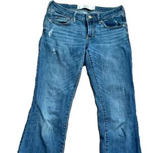 Ett par blåa lågmidjade utsvängda jeans. Tidigare köpt på second hand men aldrig använda av mig då de inte riktigt är min stil.  Kan mötas upp i Stockholm eller frakta då köparen står för frakten💞