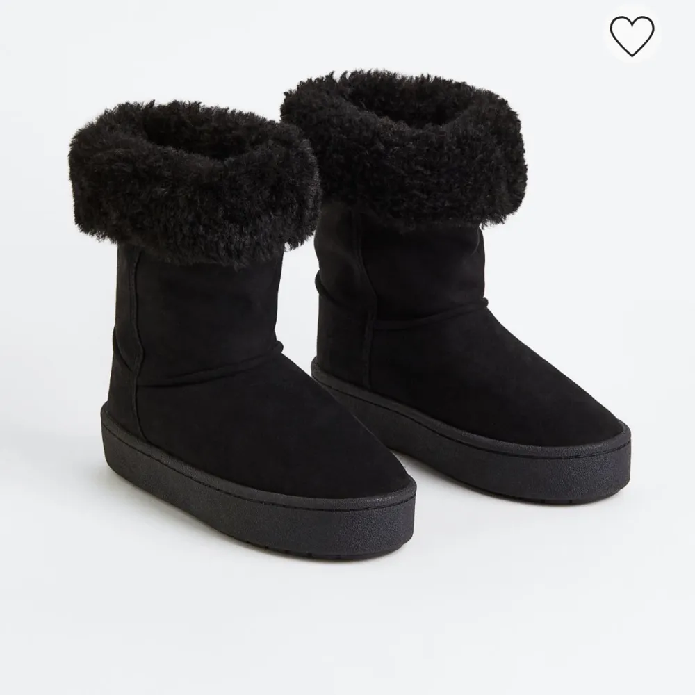 Säljer dessa uggs liknade skor från hm. Skorna är i jättebra skick och är endast använda 1 gång. Säljer då jag hittat andra skor och alltså kommer dem inte till användning. Original pris är 379kr och säljer för 200kr eftersom dem är i toppskick💓💓. Skor.