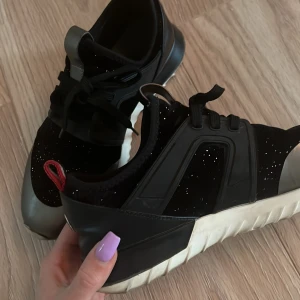 Moncler skor dam  - Storlek 37,5 passar mig som har 38, använda men ändå relativt fräscha, givetvis äkta 