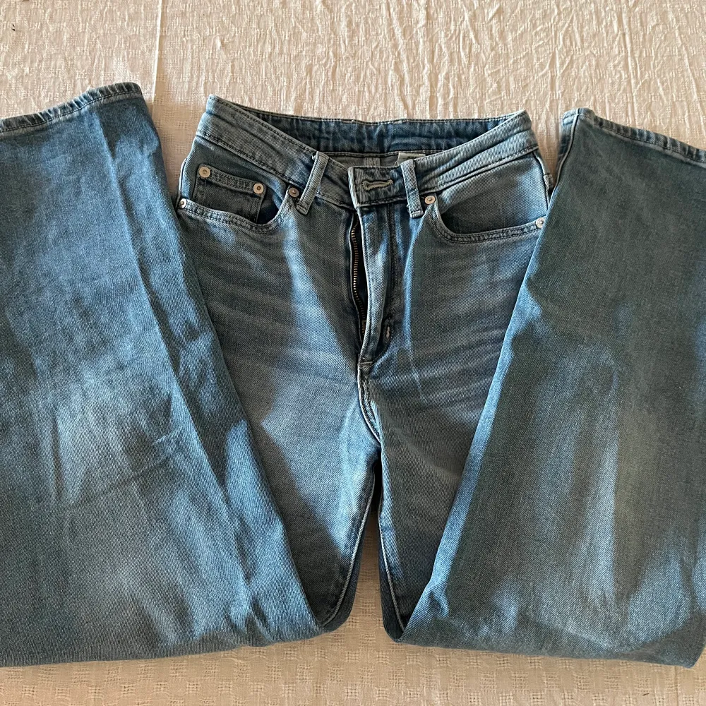 wide leg jeans som endast använts ett fåtal gånger. dom är lätta att styla och är i storlek 32💗. Jeans & Byxor.