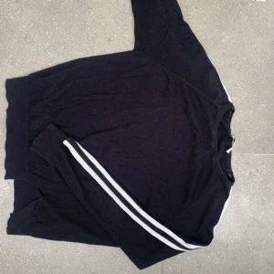 Ragdoll tröja - En fin Ragdoll tröja med slits nertill och små fina detaljer i ”tyget”. Längs armarna är det vita ränder. Så skön! Nypris: 1299kr