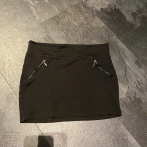 Minikjol 🫶 - Söt minikjol från H&M! Den är lite för kort för mig som är 173cm.  1 plagg för 70kr, 2 plagg för 100kr och 5 plagg för 250kr 🫶