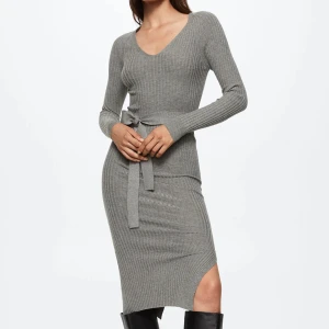 Grå ribbad klänning - Grå ribbad klänning från mango, oanvänd (endast testad) 