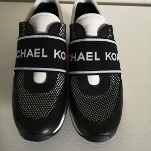 Michael Kors - Äkta Michael Kors skor i storlek 39. Använda en gång. Nypris 1200 kr