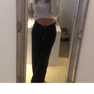 Jeans - Säljer dessa fina jeans då dom tyvärr va på tok för stora för mig, i mycket bra skick❤️LÅNADE BILDER!!