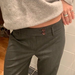 Lågmidjade kostymbyxor  - Så snygga gråa kostymbyxor. Säljer då de är liiite för stora (jag är 165) de är storlek 36 men skulle säga att de passar 36-38