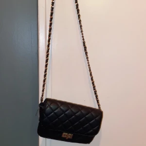 ⚡️Handväska⚡️ - En fin handväska från Gina tricot och har nån defekt på snöret men det går att lösa och går att justera!❤️köpt för 499❤️