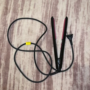 Plattång - Fick den i present för längesen och aldrig använt eftersom jag redan har en plattång. Den säljs inte längre men är riktigt bra och blir varm på några sekunder. Upp till 200 grader. 1,8 meter sladd.