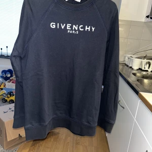 Givenchy  - Vet ej om den är äkta men tror det hon som jag köpte den av sa det. Storlek S