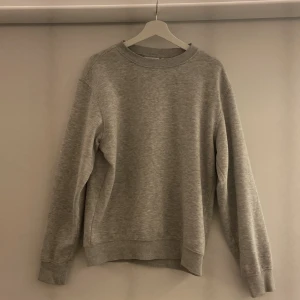 Weekday sweatshirt strl S - Weekday sweatshirt strl S. Använd stundsvis men är i ett mycket bra skick. Nypris: 350kr. Säljer då jag föredrar andra sweatshirts i min klädkollektion. 