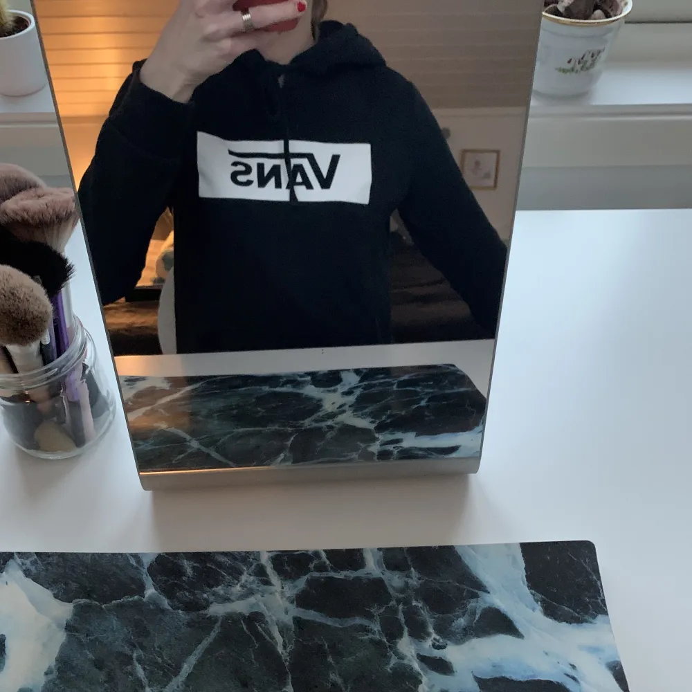 En hoodie från vans i bra kvalité! Passar till både vardags och träning!. Hoodies.