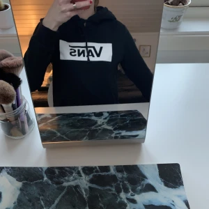 Vans hoodie - En hoodie från vans i bra kvalité! Passar till både vardags och träning!