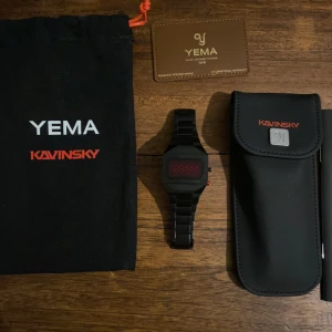 Yema Kavinsky LED - En helt slutsåld limited edition klocka som har vart sparsamt använd. Denna klocka är gjord av franska klockmakaren YEMA i samarbete med synth och elektro legenden Kavinsky.  Väldigt lätt och smidig mot handleden Estetiskt fantastisk