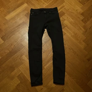 Weekdeay jeans - Svarta skinny jeans  Köparen betalar eventuell frakt  