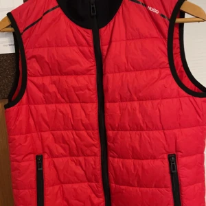 Hugo boss röd väst - Haft i ungefär 1 år men har inte använt den så mycket. Fungerar fint. Pris och byten kan diskuteras