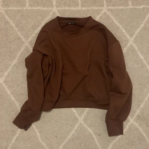 Zara brun tjocktröja - Säljer denna superfina bruna tjocktröja från Zara i storlek S💗