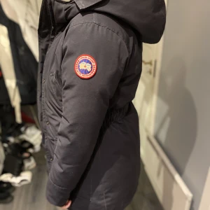 Canada goose jacka  - En fin canada goose jacka i använt skick, slitningar i mudden som ni ser på bild 3 annars i fint skick!  För fler bilder skriv privat 