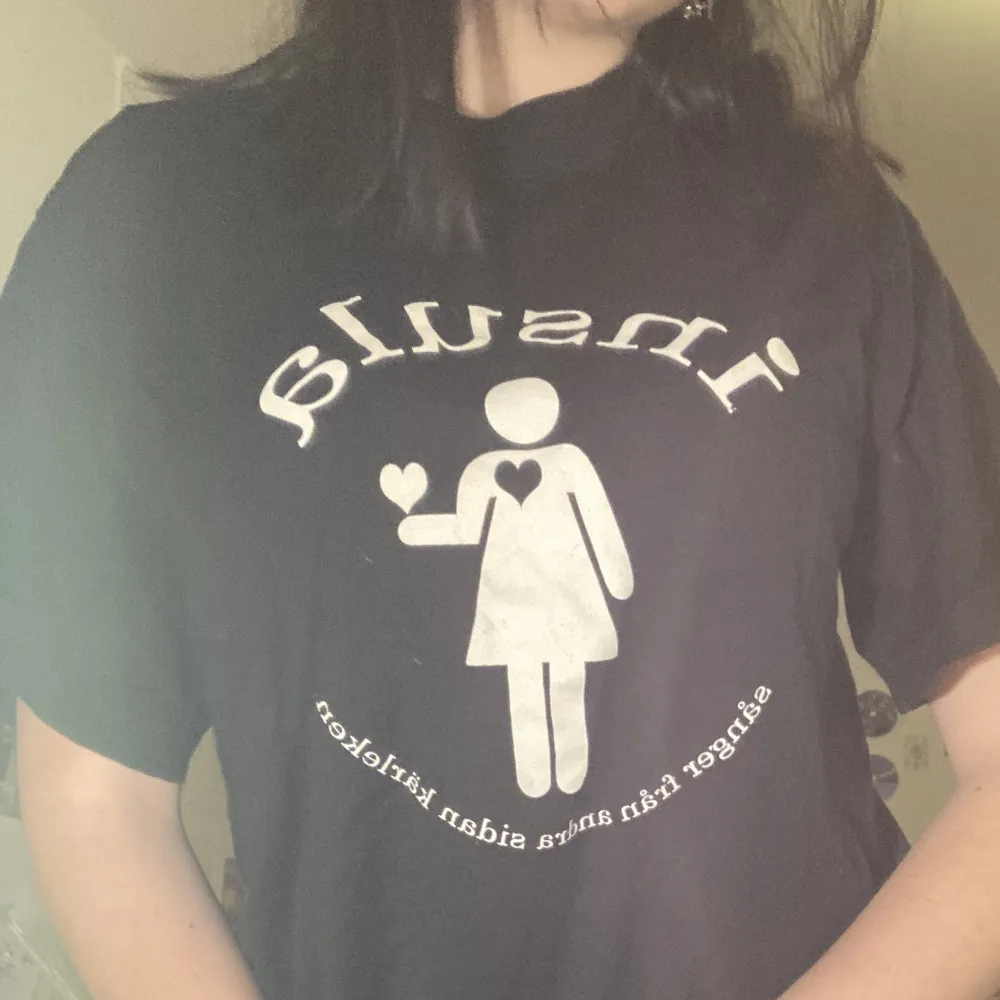 Jätte najs svart tshirt med tryck. Märket heter Joe men är ganska okänt 🫶🏼 säljer då jag ej använder den! . T-shirts.