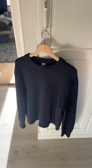 Arket stickad  - Tjena, säljer nu min stickade tröja från Arket då den blivit för liten! Storlek M och använt väldigt sällan. 